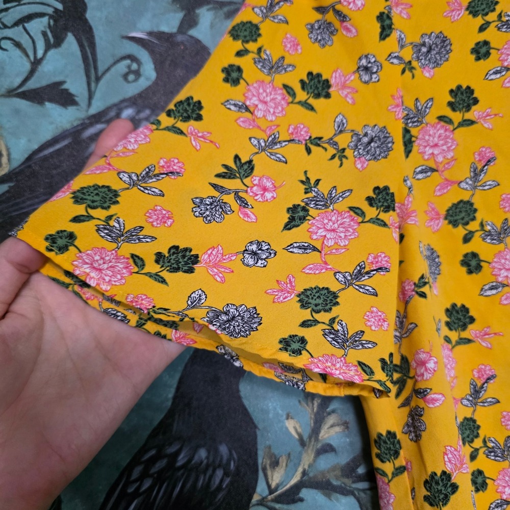 T Tahari Blouse Yellow Floral Ruffle High Neck Short Sleeve Office Romantic XS - Picture 4 of 8